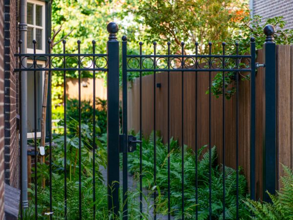 Zwart stalen hek